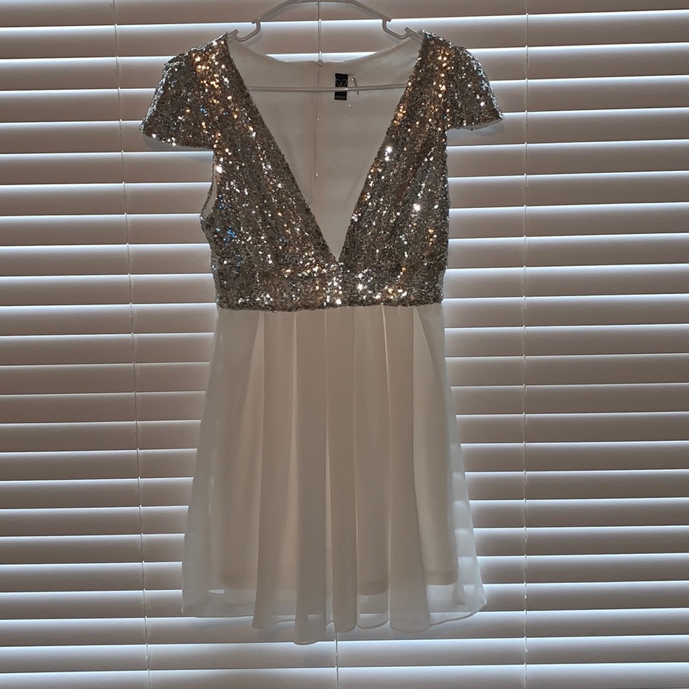 Hot!! 🔥 Windsor white and silver sequins - surprisingly comfy and flirty!